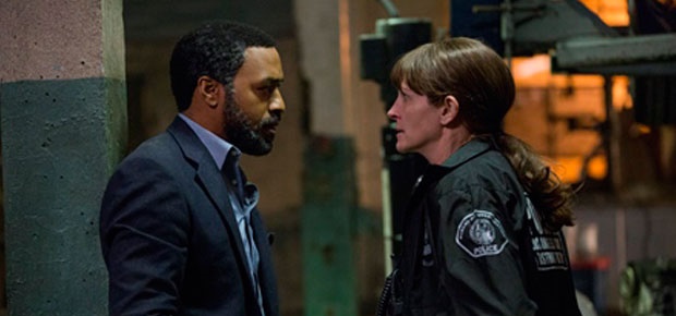 Chiwetel Ejiofor and Julia Roberts in Secret In Their Eyes (SK Pictures)