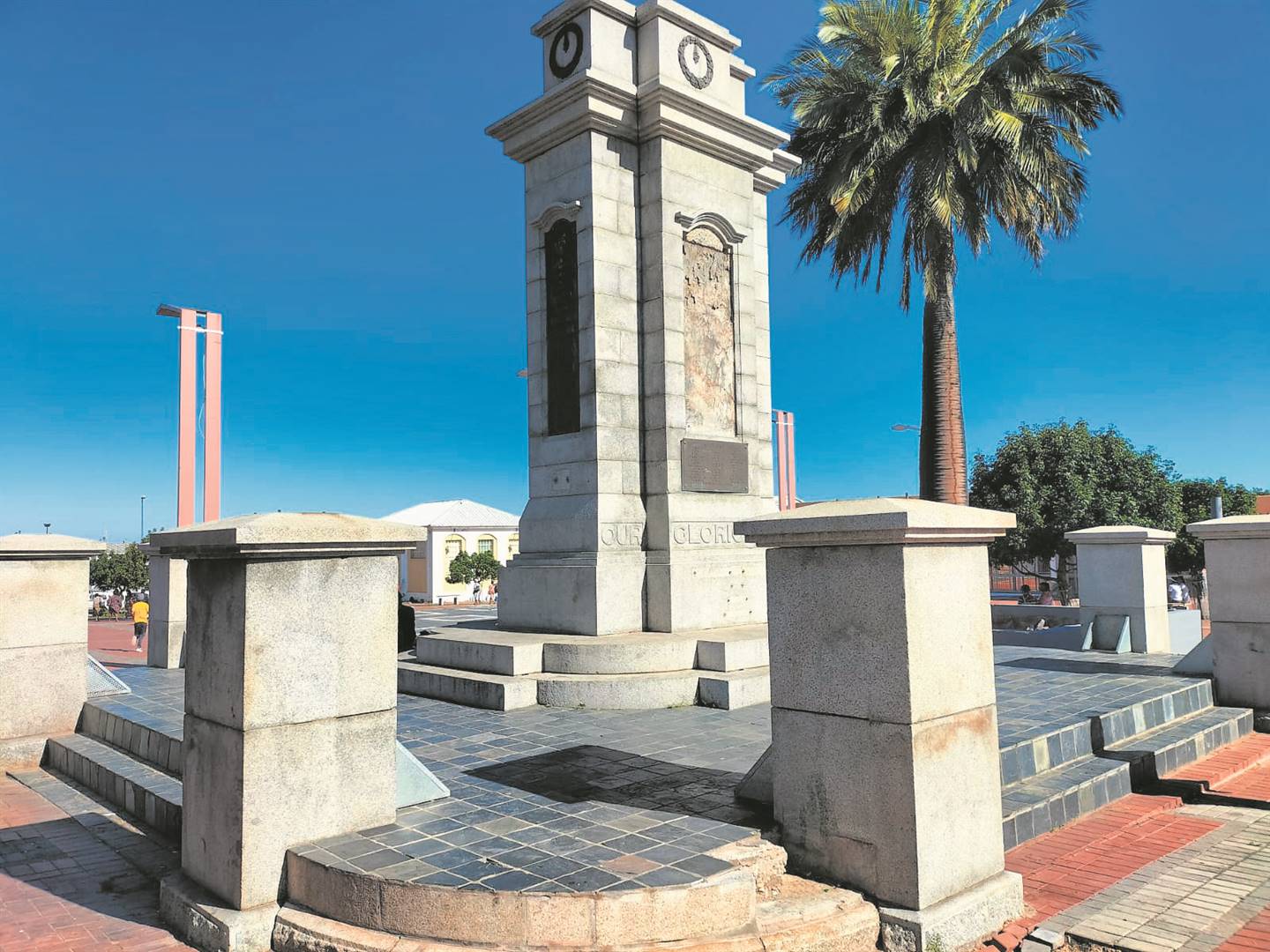 Volunteers cleaned the market square and the Anglo-Boer War Monument on this square and painted a wall next to the monument.