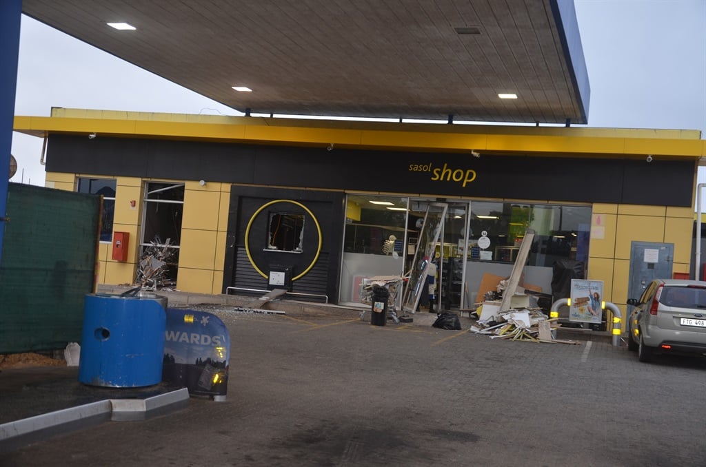 Sasol petrol station was left damaged after being robbed by a gang of thugs. Photo by Oris Mnisi 