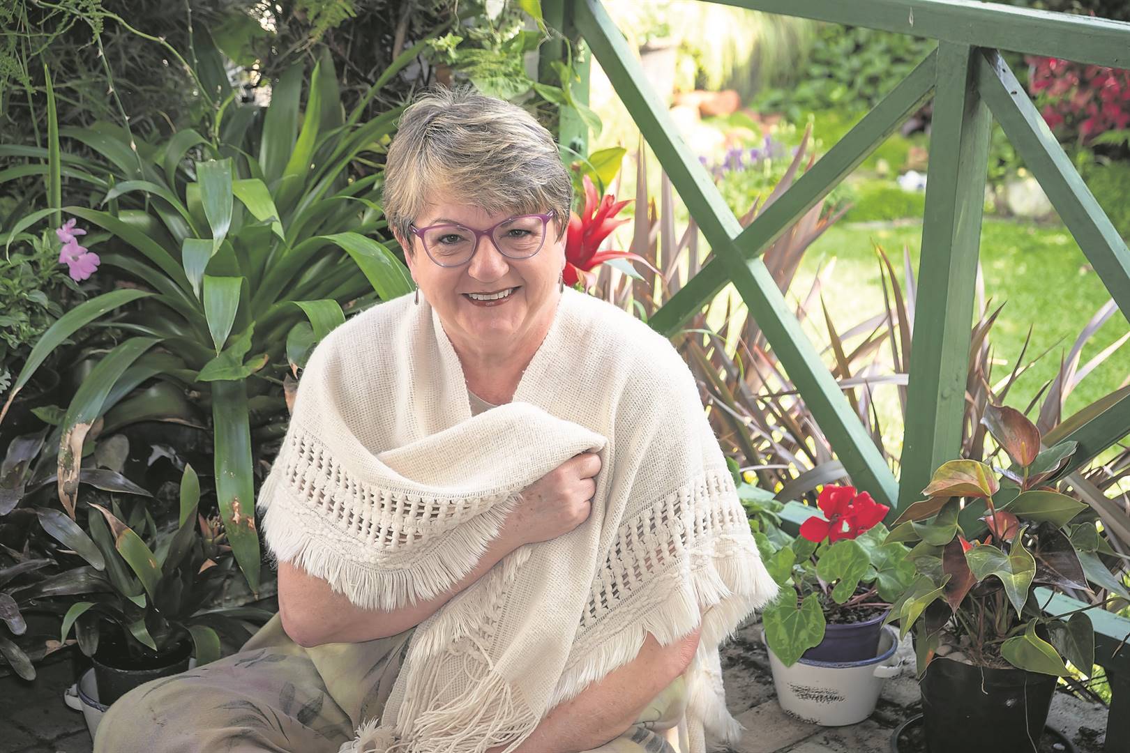 Annelie Botes in haar tuin in Port Elizabeth. Foto: Salvileo Meyer