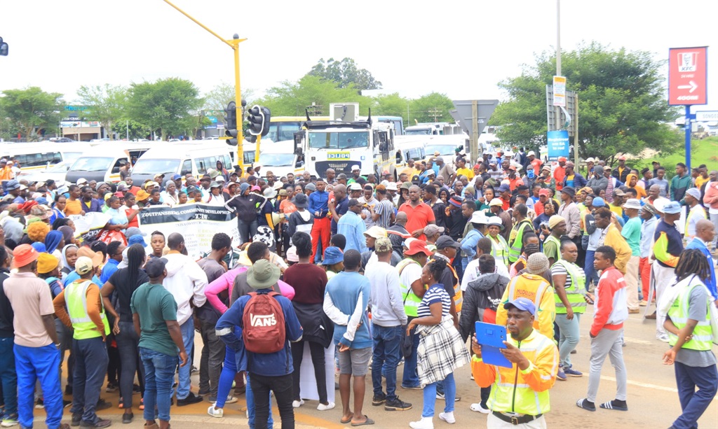 Residents protested for the second day over the lack of water and proper roads. Photo by Thembi Siaga
