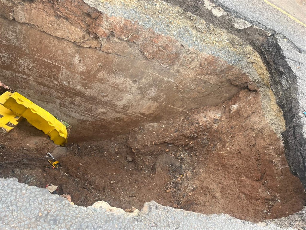 Slovo Park residents have taken it upon themselves and closed the Golden Highway Road due to a sinkhole. Photo by Nhlanhla Khomola