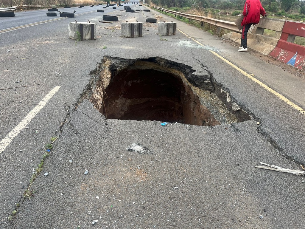 The giant sinkhole which has led residents to close the Golden Highway. Photo by Nhlanhla Khomola