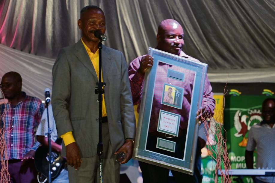 Lawrence Ubisi (right) handing Xidimingwana his special award on Saturday.
