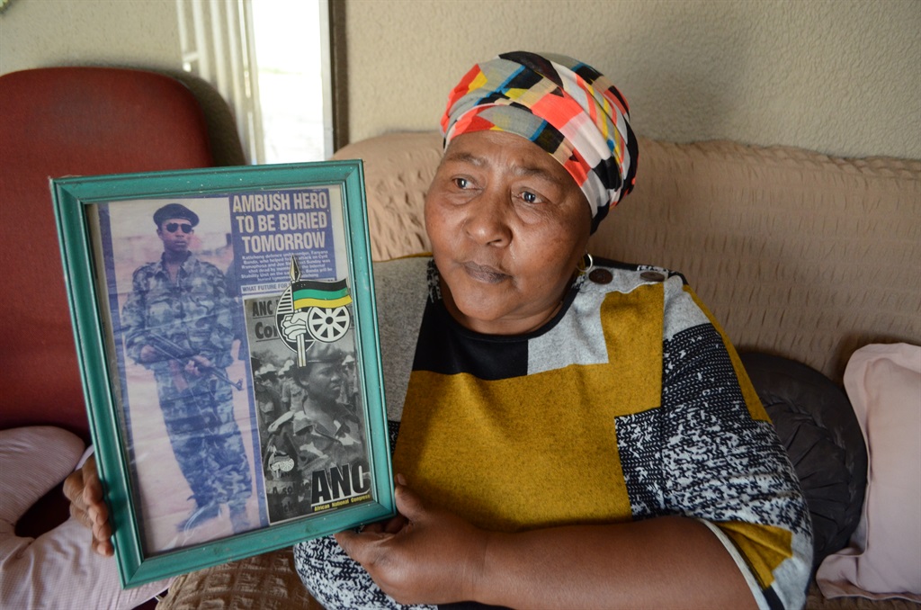 Sbongile Mofokeng holding the photo of her late s