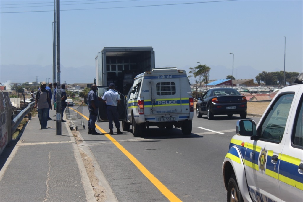 On Thursday cops were gathered at the bridge helping a delivery truck driver who was robbed. Photos by Misheck Makora
