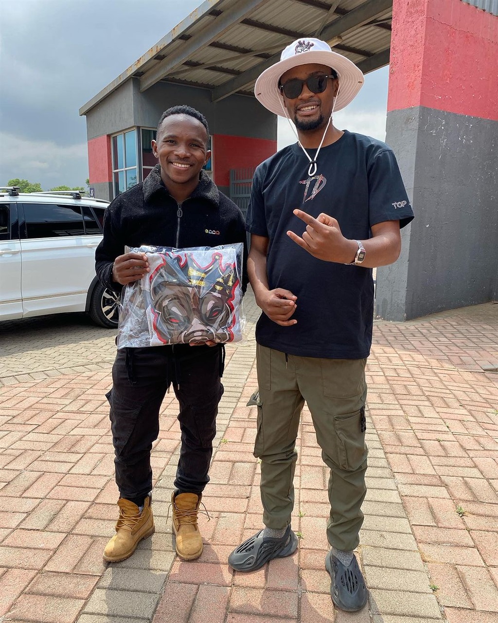Orlando Pirates playmaker Phillip Ndlondlo has received some merchandise from the famous Amapiano music platfrom Top Dawg Sessions.