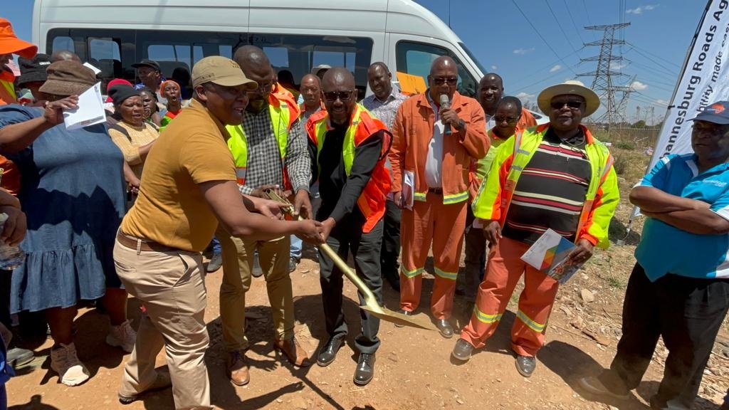 JRA hosted the sod-turning event to celebrate the start of the R41,9 million reconstruction of the Maphumulo culvert. Photo by Nhlanhla Khomola.
