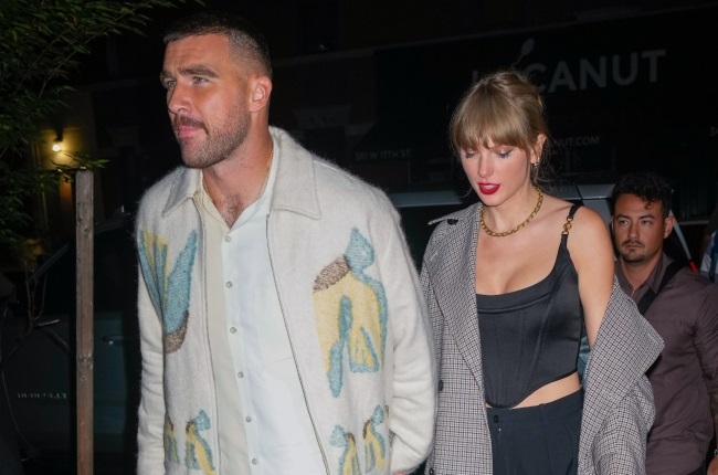 Travis Kelce and Taylor Swift appear to be smitten with each other. (PHOTO: Gallo Images/Getty Images)