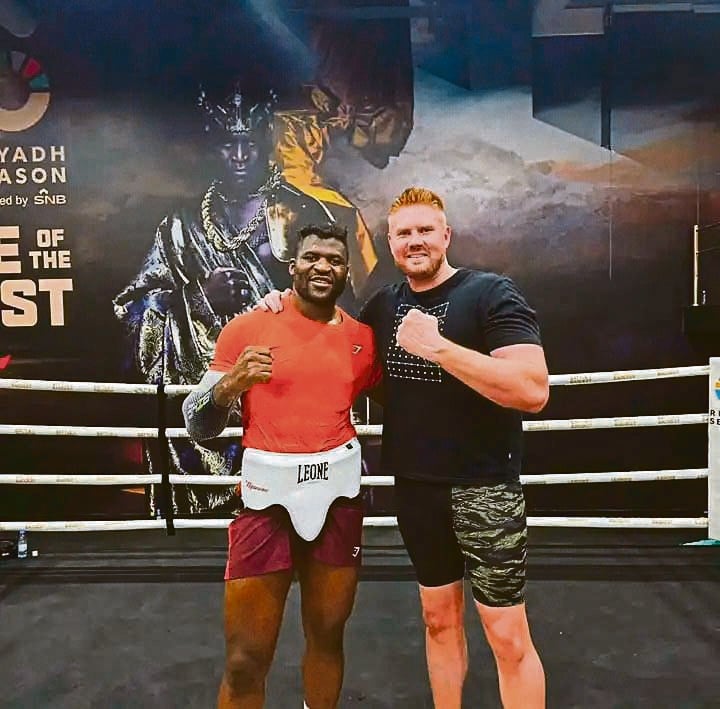 SA boxer Ruann Visser posing with Francis Ngannou during their training camp in Saudi Arabia 