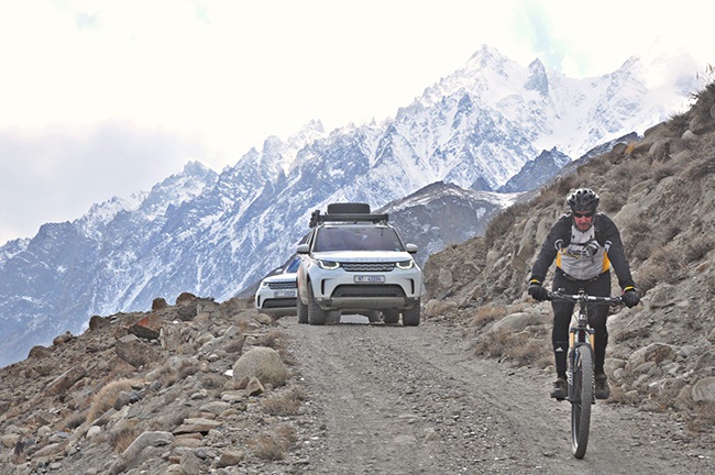Mike Nixon riding on the Karakoram highway. (Photo: Land Rover/Kingsley Holgate Foundation/Supplied)