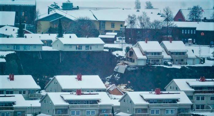 Huise op die rand van ’n reuse-krater in die dorpie Gjerdrum in die suide van Noorweë. Tien mense is dood en 21 word vermis na ’n grondverskuiwing.  Foto: Getty Images