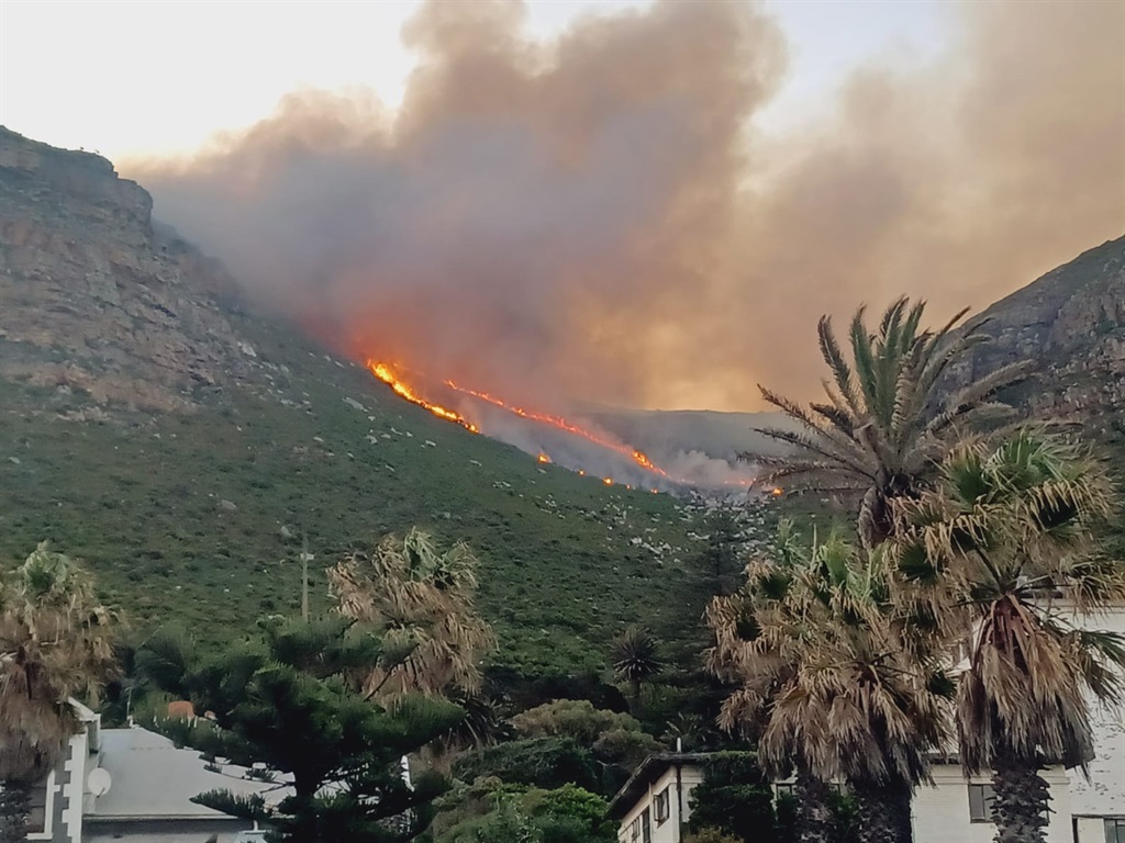 News24 | WATCH | Mountain blaze in Muizenberg contained, fire crews remain at scene to monitor hotspots