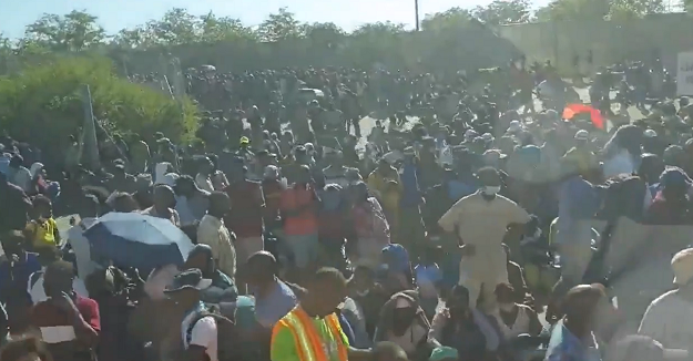 Zimbabweans queuing at the Beitbridge border post.