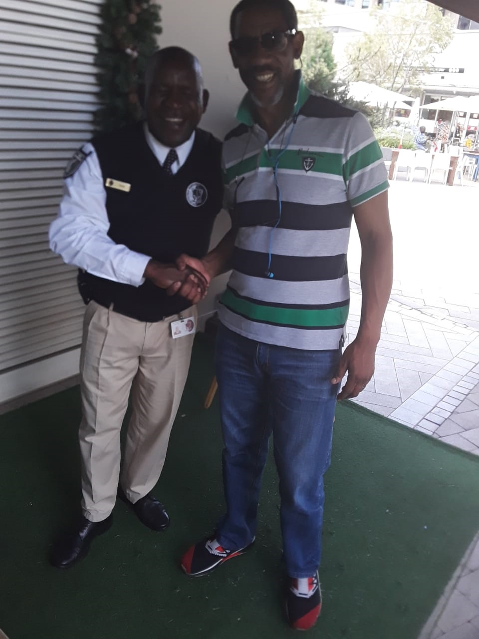 Happy times: Amos Masombuka taking a picture with actor Luthuli Dlamini before the actor disappeared with his phone. 