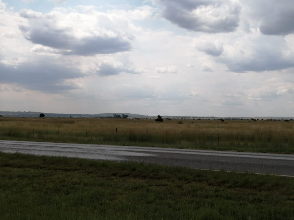 Die grond langs die N12 tussen Klerksdorp en Stilfontein wat die staatspensioenfonds teen R570 525 per ha gekoop het.Foto: VF Plus