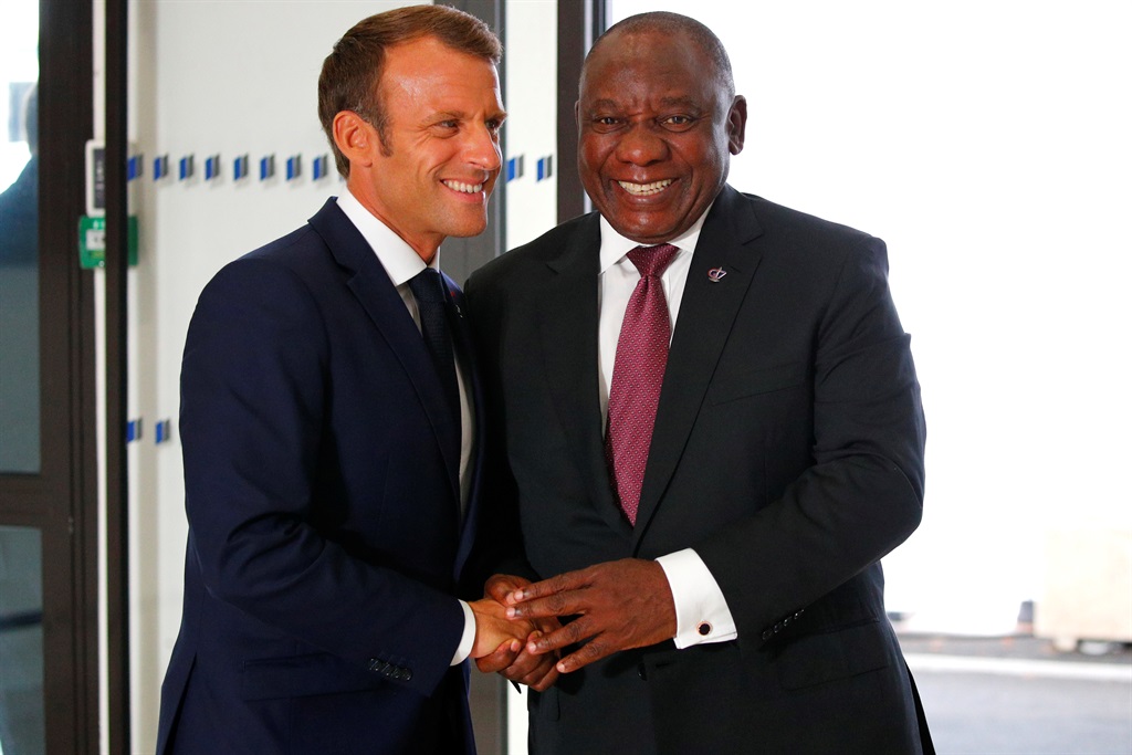 Pres. Emmanuel Macron van Frankryk en pres. Cyril Ramaphosa tydens 'n ontmoeting in Augustus 2019 by die G7-beraad. Foto: Reuters 