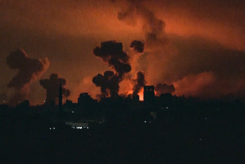 Gaza City during an Israeli strike on 27 October, as Israel carried out bombings of unprecedented intensity since the start of the war in the north of the Gaza Strip, particularly in Gaza City. (Photo by Yousef Hassouna / AFP)