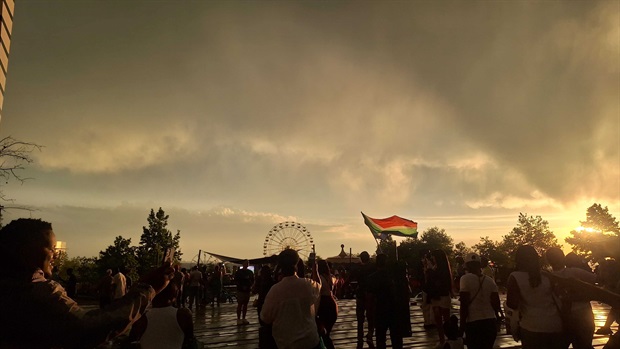 <em>RAINBOW NATION: A rainbow adorned the sky at the&nbsp;Mall of Africa, one of the Official MTN Springboks Fan Mall, where fans gathered to watch the national team in action in the Rugby World Cup final. Photo: Thahasello Mphatsoe/News24</em>