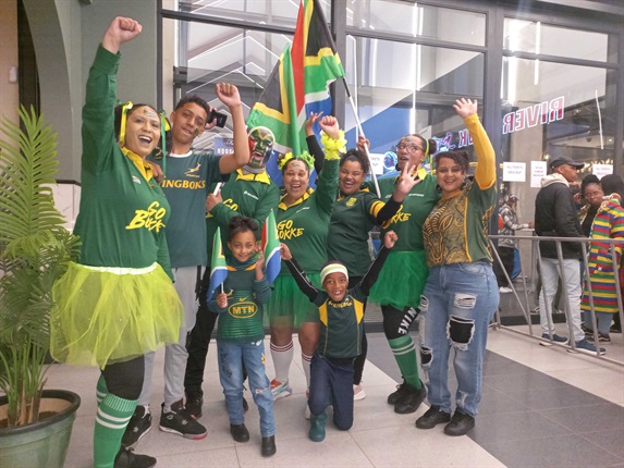 <em>The Lloyd and Fisher families from Gqeberha are excited about tonight's Rugby World Cup final. They can't wait for the gates of the Axxess fan park at the Boardwalk Mall to open at 19:30. Photo:&nbsp;Candice Bezuidenhout/News24</em>