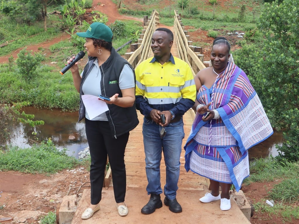 From left: Safcol general manager Hazel Banda, Tshivhase Royal Council’s Vho Muonyolosi Budeli and Khoroni Hotel general manager Martha Sidebi officially opening the Mushunduzi River footbridge. 