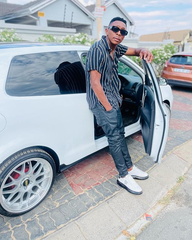 Mthethwa steals the show with R7k sneakers and his 'baby' | Kickoff