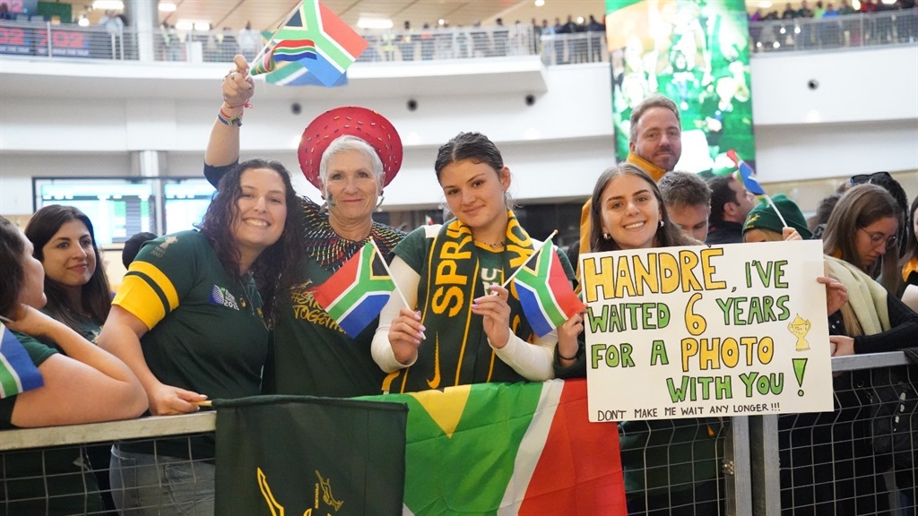 Hundreds of Springboks fans descended on the OR Tambo International Airport to the World Cup-winning team.