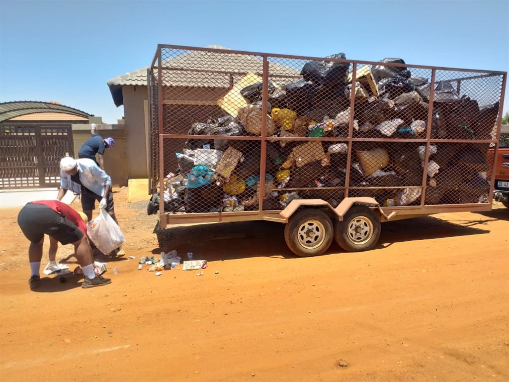 Residents are now using a trolley to collect refuse removal. Photo by Mohanoe Khiba