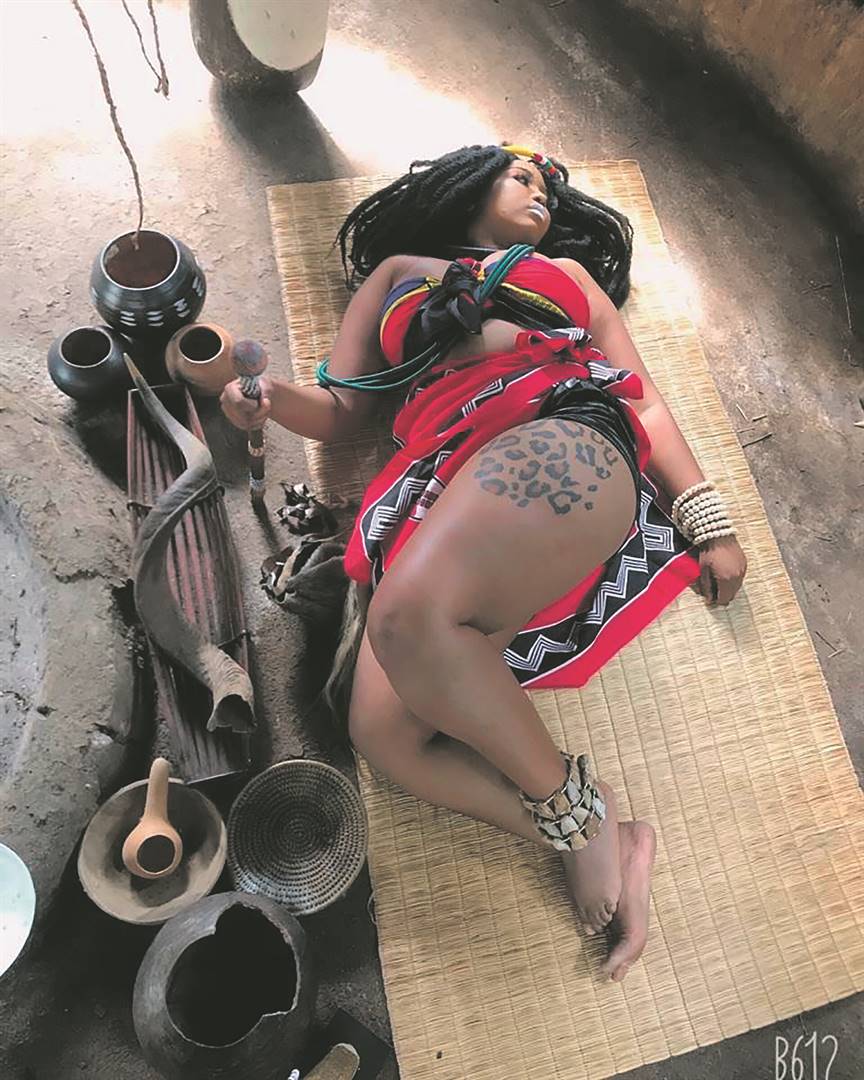 The gracious Rethabile Khumalo has pointed out that this pic is actually from an SABC photo shoot.    Photo from    Instagram