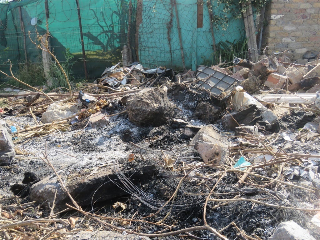 Seven men were burnt to death and their bodies were found on Saturday morning, 2 December. Photo by Khaya Masipa
