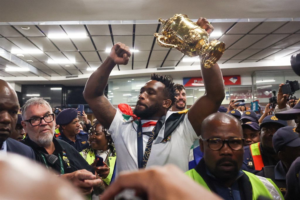 Springboks Captain Siya Kolisi lifts the trophy as he is cheered by fans at OR Tambo International Airport on 31 October 2023 in Kempton Park. (Photo by Gallo Images/Alet Pretorius)
