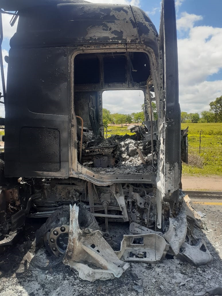 vehicle,torched,community,truck,protest,service de