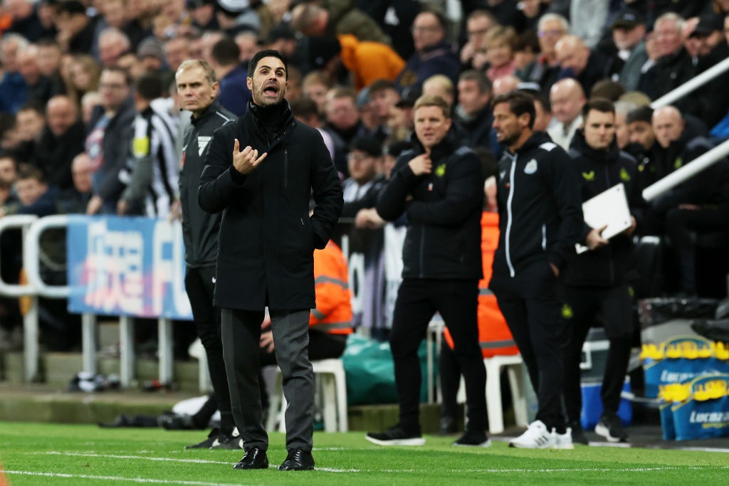 NEWCASTLE UPON TYNE, ENGLAND - NOVEMBER 04: Mikel Arteta, Manager of Arsenal, gives the team instructions during the Premier League match between Newcastle United and Arsenal FC at St. James Park on November 04, 2023 in Newcastle upon Tyne, England. (Photo by Ian MacNicol/Getty Images)