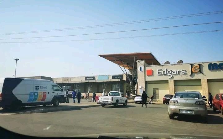 Armed robbers killed a security guard at Lebowakgomo shopping complex.