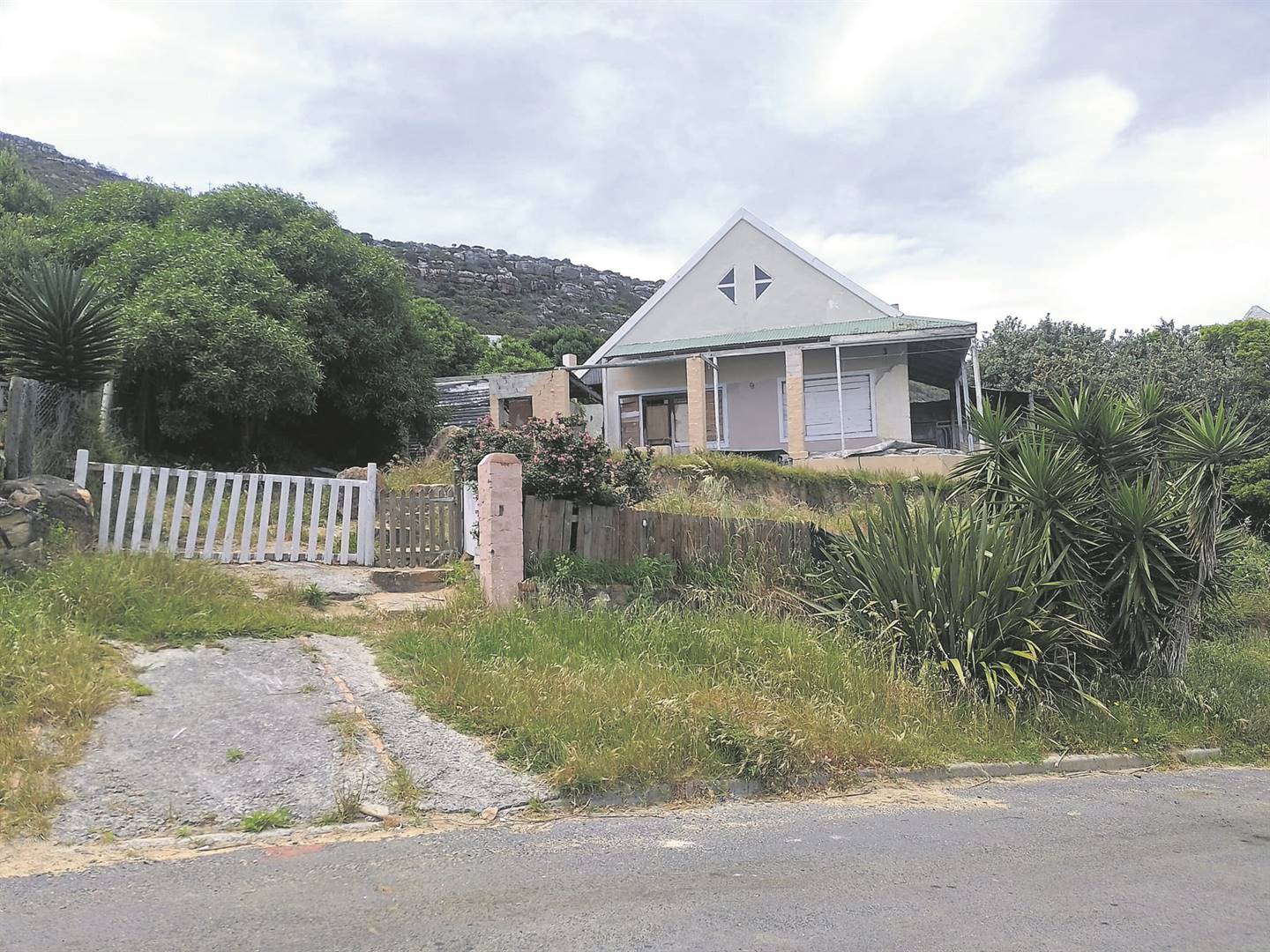 According to the Simon’s Town Community Policing Forum (CPF) the problem house situated in Glencairn Heights has been an issue for a number of years.