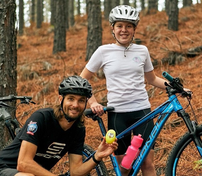 Lizzy Brink and former pro mountain biker, Oli Munnik, with one of the Heroes trail painted stones (Photo: Signal bikes)