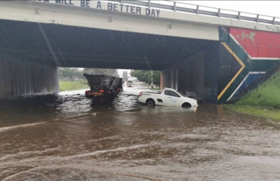 Kitsvloede het Vrydagoggend in Witbank. Motors is meegesleur deur die vloedwater. Foto: Verskaf