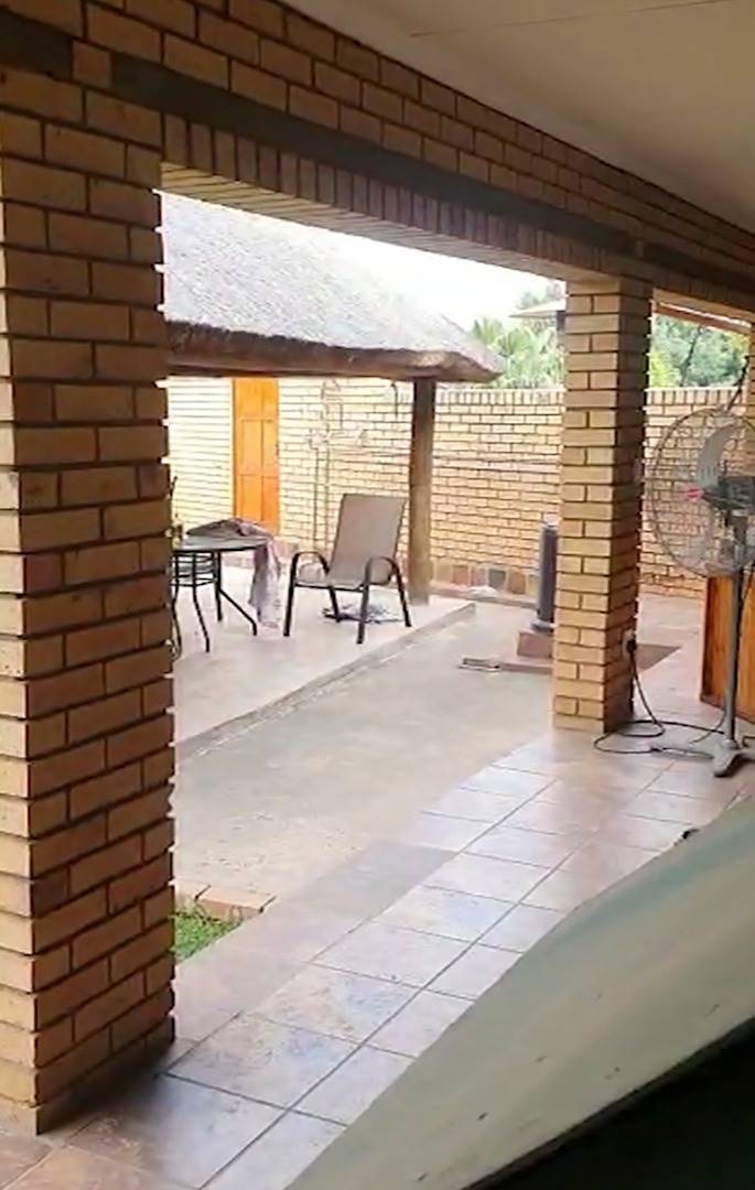 Die stoel waarop Chariska Kloppers (30) dood gevind is op die stoep van ’n huis in Menlo Park in Pretoria. Foto: Verskaf
