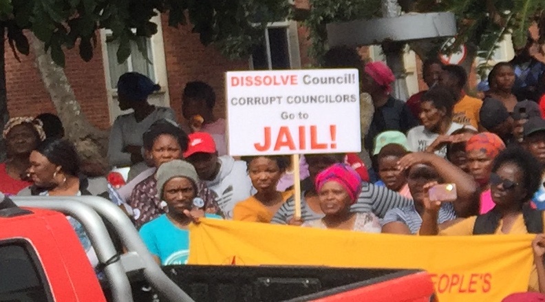 Members of the Unemployed People’s Movement protest outside the High Court in Makhanda. (Lucas Nowicki, GroundUp, file)