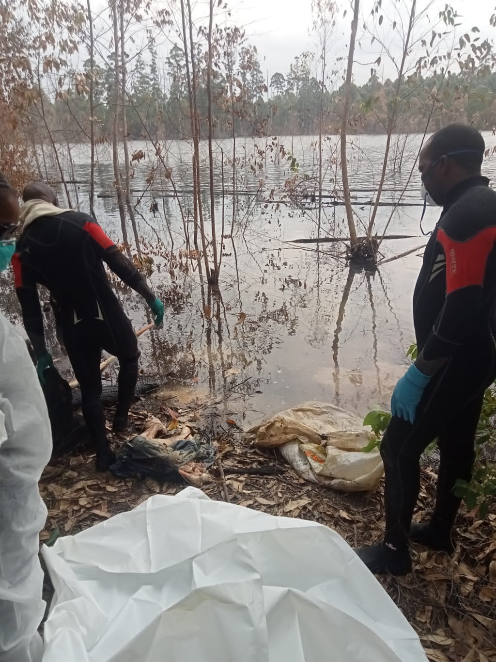 Bushbuckridge Municipality Fire and Rescue team remove the lifeless body of Percy Mashego from Ngwaritsi River. Photo by Oris Mnisi 