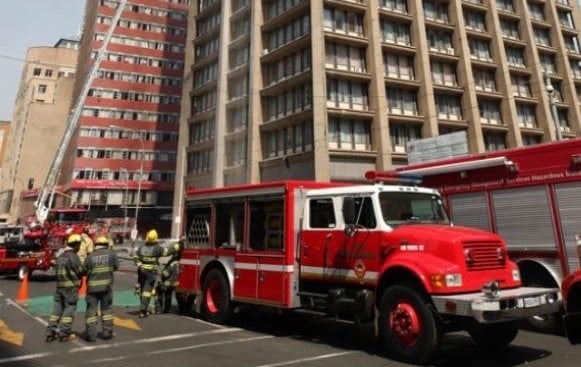 The Bank of Lisbon building on the day of the fire.
