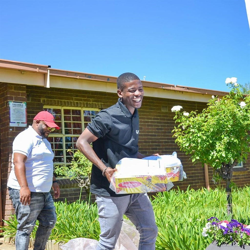 Mamelodi Sundowns star Neo Maema has taken time to donate some essentials to his old school! 
