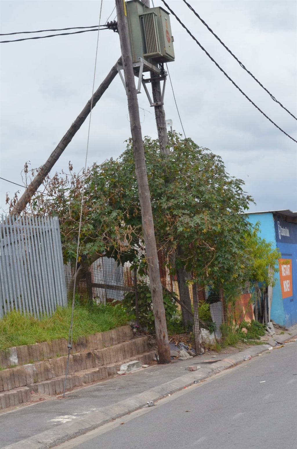 A man was electrocuted to death while cutting electricity cables. Photo by Lulekwa Mbadamane