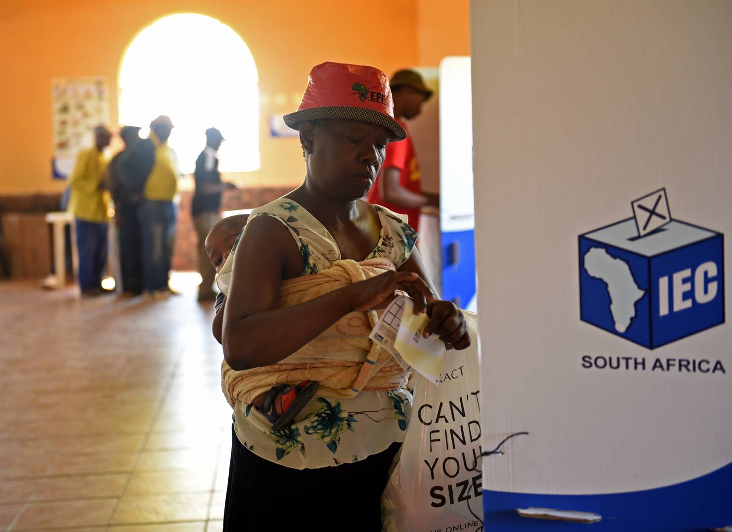 People casting their by-elections ballots at Ipelegeng in the Mamusa Municipality. Photo: Tebogo Letsie