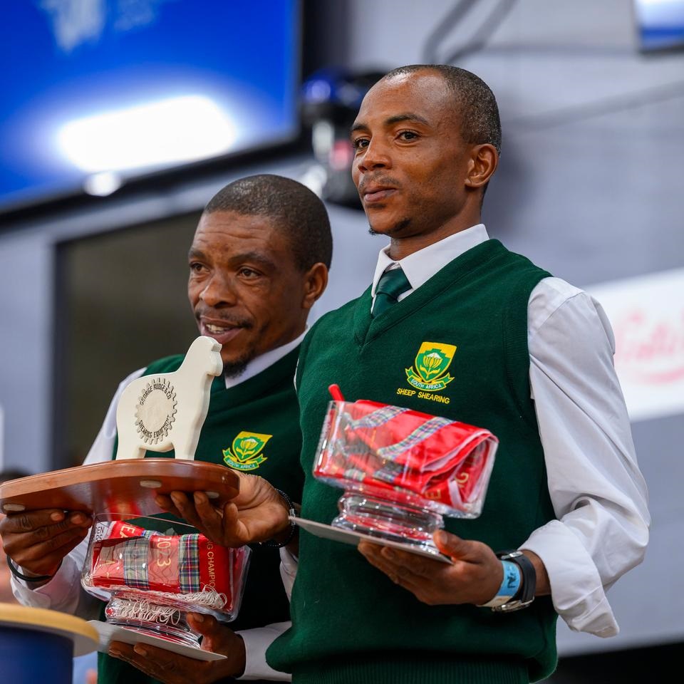 Zwelamakhosi Mbuweni (left) and Bonile Rabela pose for pictures after winning the world championship. 