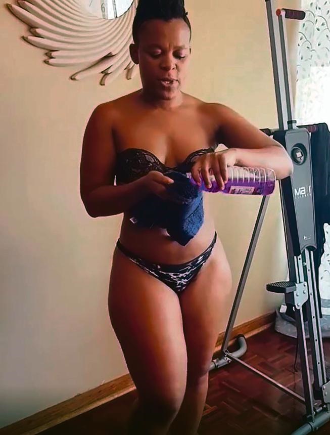 Zodwa Wabantu removing “kiwi” from her thighs usin