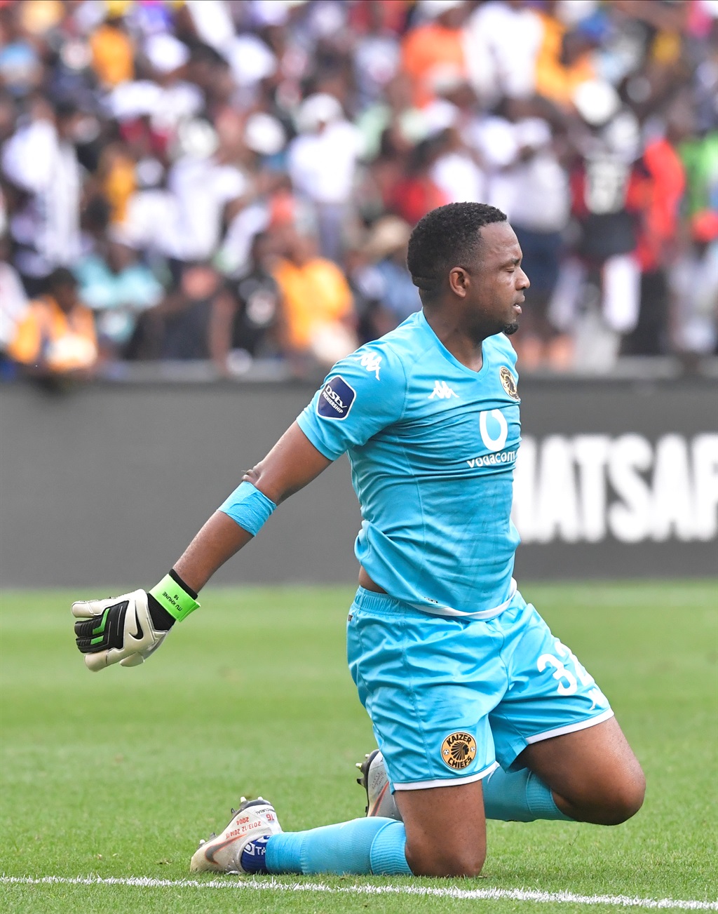 JOHANNESBURG, SOUTH AFRICA - NOVEMBER 11:   Itumeleng Khune of Kaizer Chiefs during the DStv Premiership match between Kaizer Chiefs and Orlando Pirates at FNB Stadium on November 11, 2023 in Johannesburg, South Africa. (Photo by Sydney Seshibedi/Gallo Images)