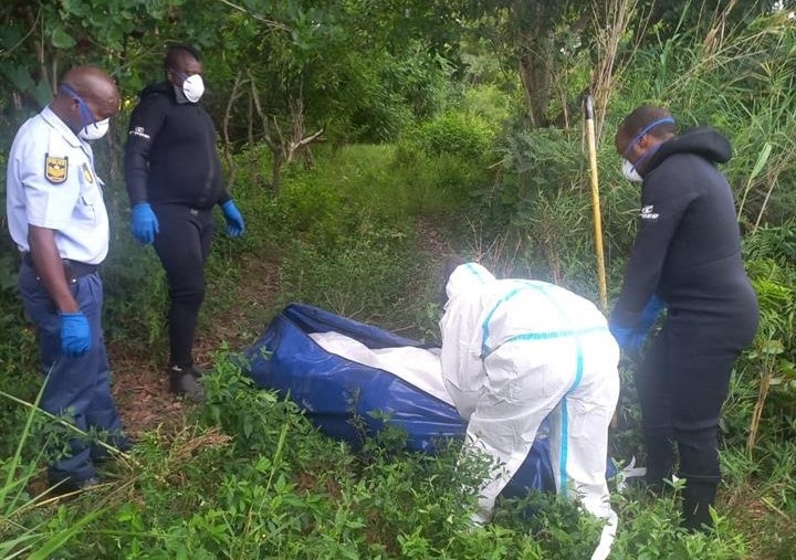 Bushbuckridge Fire and Rescue team Cockroach Mdluli (second from left) and Selby Chauke with pathologists and a cop remove a body from the Sand River in Kamajika Village outside Hazyview.  