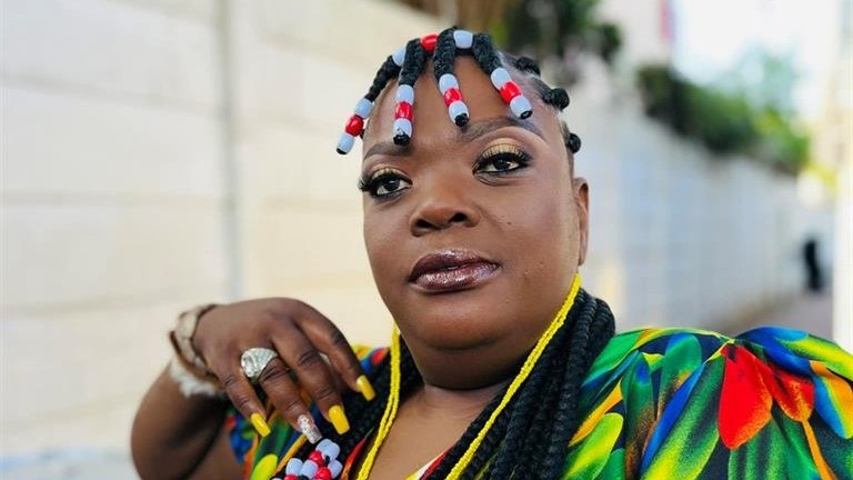 Actress and gobela Smangele Mhlongo has been criticised for being in a relationship with her thwasa. 