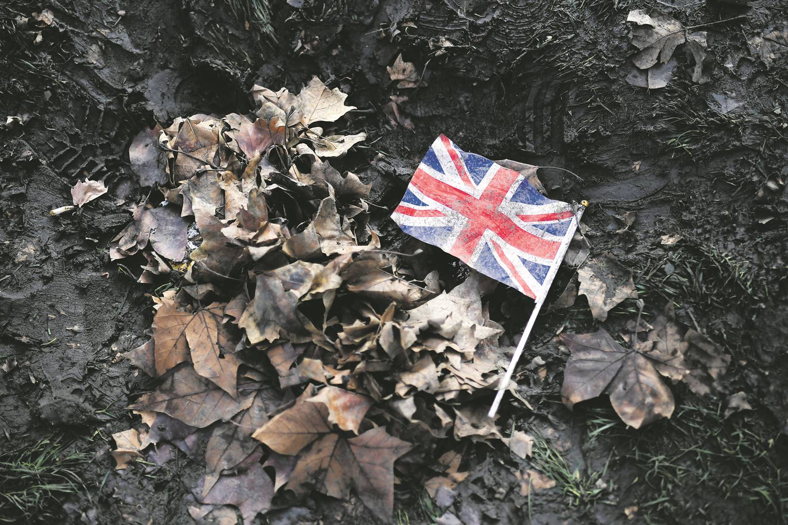 ’n Klein Union Jack lê Saterdagoggend op die grond in Parliament Square in Londen nadat Britte die vorige aand die egskeiding met die Europese Unie (EU) daar gevier het.Foto: AP